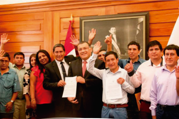 Hospital de Llata Viceministro Oscar Cosavalente, al Gobernador de Huánuco Juan Alvarado y a los representantes de LLata.