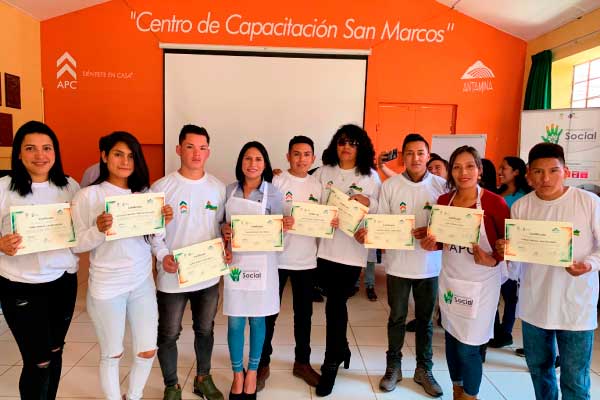 Jóvenes de San Marcos reciben capacitación para trabjar con APC en el campamento Yanacancha.