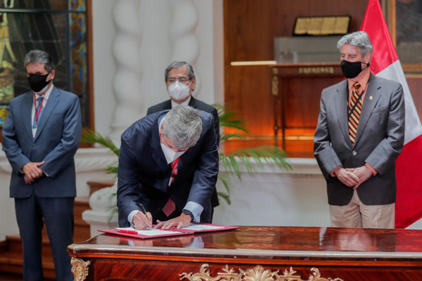 Firma de convenio para brindar oxígeno a Lima