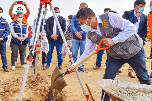 Alcalde, Elmer Dueñas, en la colocación de la primera piedra del nuevo hospital de Huarmey.
