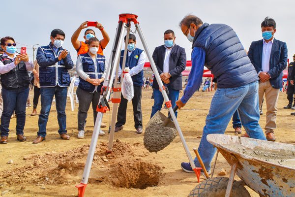 Congresista, Otto Guibovich, en la colocación de la primera piedra del nuevo hospital de Huarmey.
