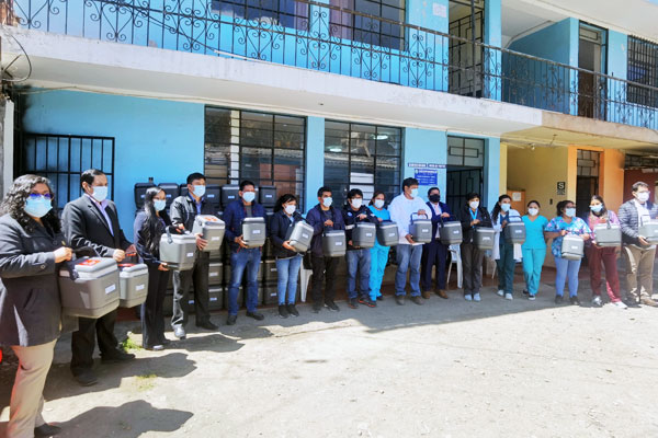 Antamina suma esfuerzos a las 50 brigadas de profesionales de la salud desplegados a nivel regional y el financiamiento del servicio de transporte con siete camionetas equipadas para el traslado de las vacunas y el monitoreo diario, entregadas previamente.