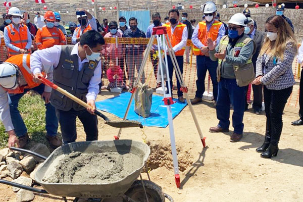 Alcalde, Elmer Dueñas, en la colocación de la primera piedra del proyecto integral de saneamiento en Huarmey.