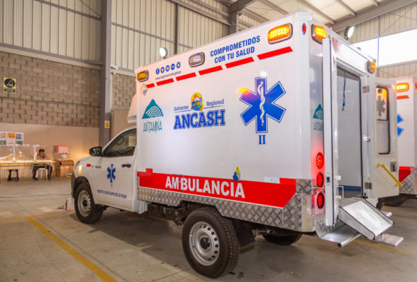 Antamina entrega 9 ambulancias equipadas a centros de salud de Áncash