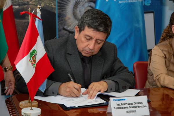 Firma del convenio con el INGEMET y Antamina