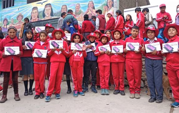Estudiantes de Aquia con tablets recibidas