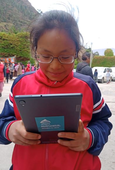 Estudiante de Aquia con tablet