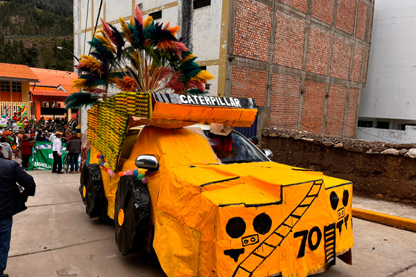 : Representación alegórica del camión minero en el carnaval de San Marcos.