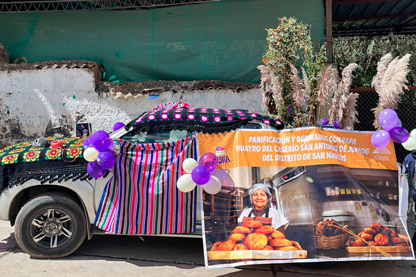 Los proyectos productivos que apoya Antamina se hicieron presentes en el desfile en unos coloridos carros alegóricos.