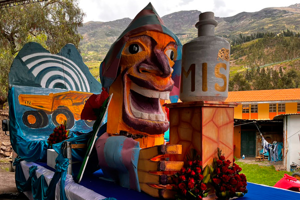Carnaval sanmarquino: festivo desfile de carros alegóricos.