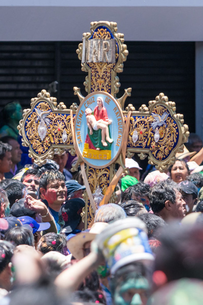 El tradicional encuentro de las cruces del carnaval.