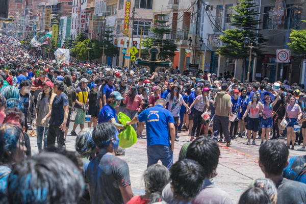 Los turistas disfrutaron del colorido carnaval huaracino.