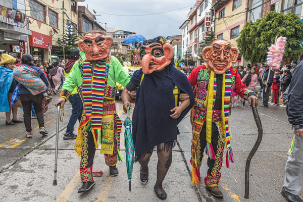 Los participantes del carnaval lucieron sus coloridos disfraces.