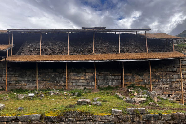 Monumento Arqueológico Chavín de Huántar: Techos elaborados con ichu y madera.