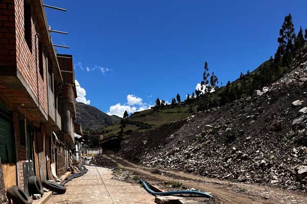 Situación de la zona donde trabajan las autoridades y geólogos.