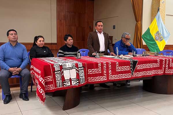 Autoridades del distrito de Chavín junto a geólogos del Ingemmet en reunión de bienvenida.