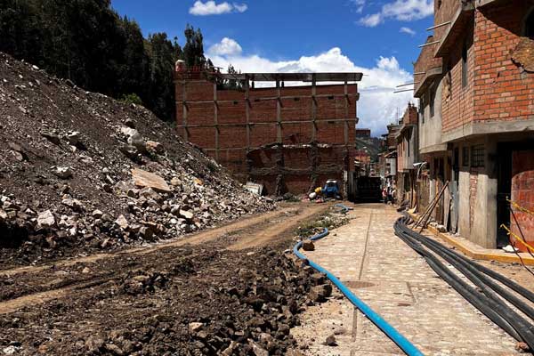 Con apoyo de la maquinaria brindada por Antamina, se ha podido remover el alud en esta zona de Chavín.