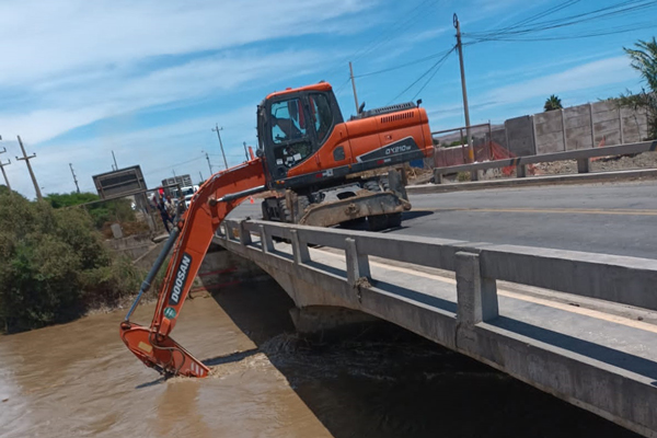 Lluvias en Huarmey: Antamina dispuso maquinaria pesada para fortalecer la ribera del río.