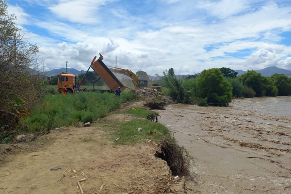 Lluvias en Huarmey: Antamina apoya a las autoridades a las labores de reforzamiento de la ribera del río.