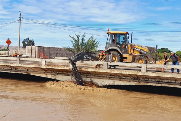 Lluvias en Huarmey: Antamina dispuso maquinaria pesada para fortalecer la ribera del río.