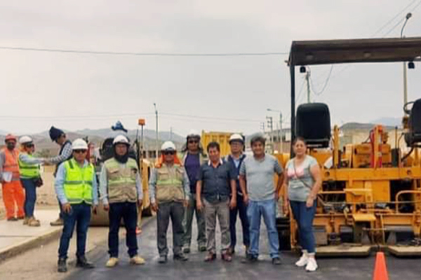 Autoridades de la municipalidad provincial de Huarmey en supervisión de las obras.