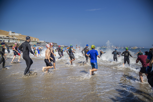 El Triatlón Puerto Huarmey 2023 combina tres disciplinas deportivas: natación, ciclismo y carrera. 