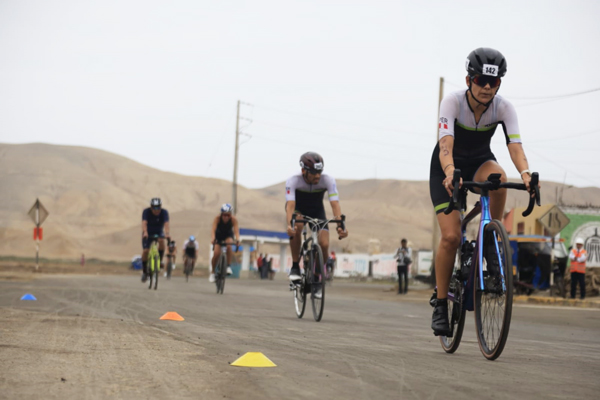 Posterior a la natación, los deportistas continuaron la triatlón con el ciclismo