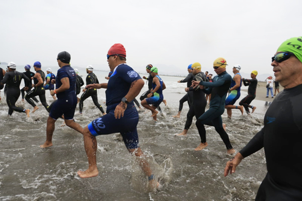 Festival en el Puerto Huarmey: La primera actividad deportiva del triatlón fue la natación