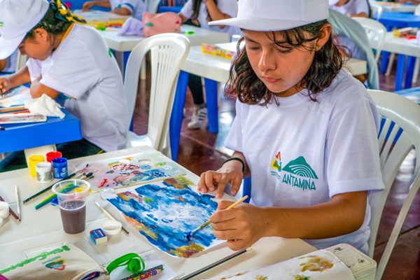 Día del medio ambiente: Antamina entregó materiales de apoyo a los escolares para fomentar su participación en el concurso de dibujo y pintura
