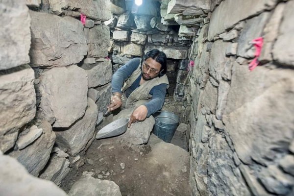 Miembro del equipo de exploración del monumento arqueológico Chavín