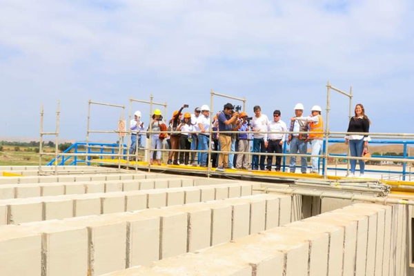 Autoridades ancashinas junto a representantes de Antamina y el Consorcio de Saneamiento de Huarmey y la comunidad huarmeyana.