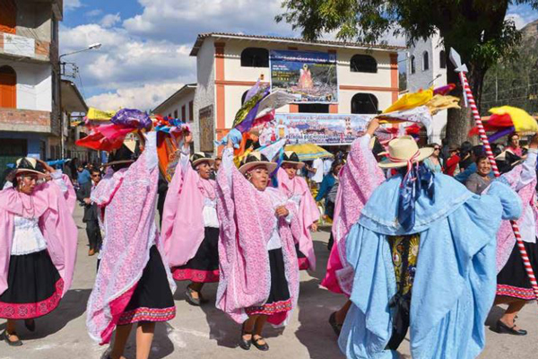Típico baile en homenaje a Santa Rosa.