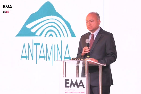 El presidente y gerente general de Antamina brindando su discurso de agradecimiento por el honor recibido.