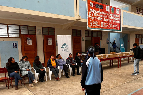 Docentes y comunidad de Santa Cruz de Pichiu en la jornada de entrega de tablets