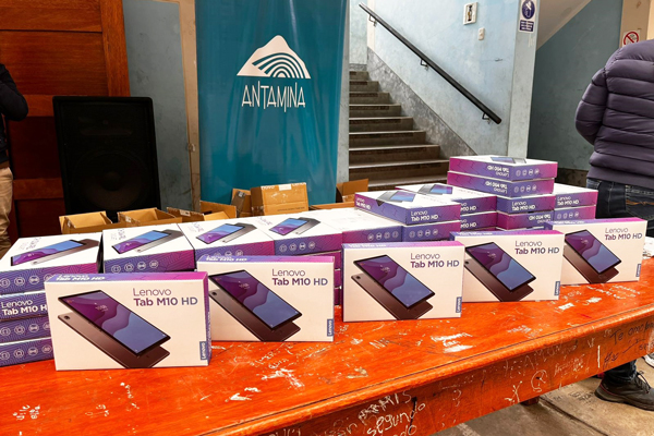 La entrega de los dispositivos electrónicos fortalecerá la educación en Santa Cruz de Pichiu.