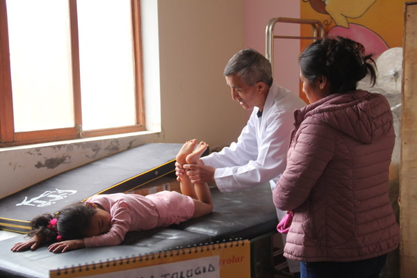 Menor recibiendo atención pediátrica especializada.