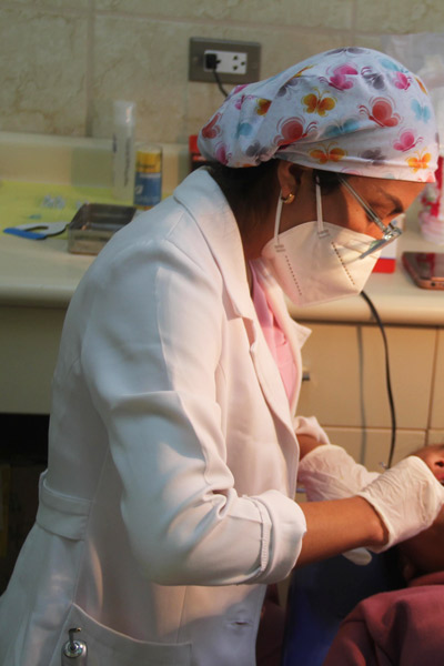 Especialista de la salud brindando atención durante campaña de salud.