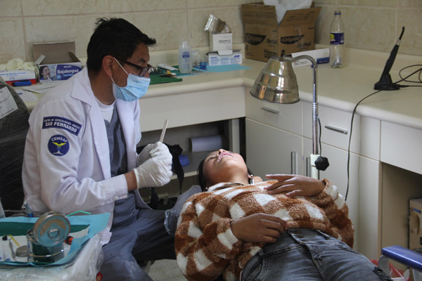 Paciente durante atención de la campaña de salud.