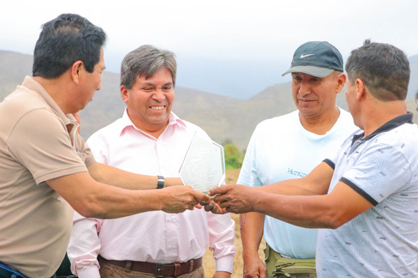 El alcalde de Huarmey entregó el reconocimiento a los beneficiarios del proyecto.