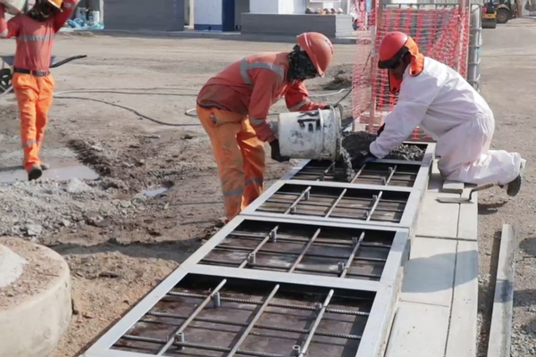 Trabajadores del proyecto de agua potable en obras finales.