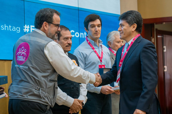 Representante de Antamina junto a Juan Manuel Arribas, Director Ejecutivo de Hombro a Hombro para recibir el reconocimiento para Antamina por su apoyo ante la gestión de desastres