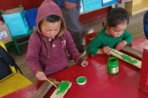 Pintando los carteles de mi tini