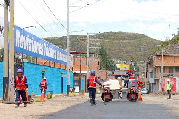 Cuadrillas reparando baches de la carretera