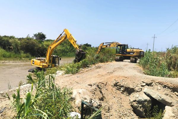 Maquinaria trabajando en ribera del río Haurmey