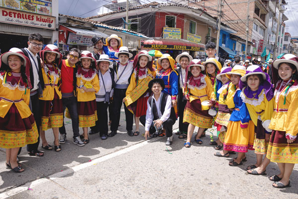 danzas y trajes típicos en gran rompecalle