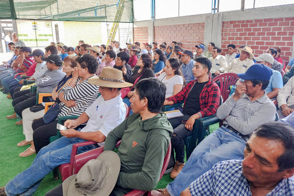 productores recibiendo capacitación