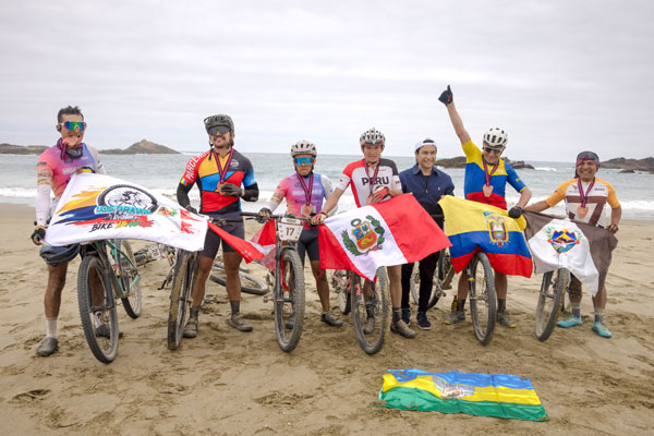 ciclistas en playa de Huarmey ciclistas en playa de Huarmey: finalización de la competencia en las playas de Huarmey.