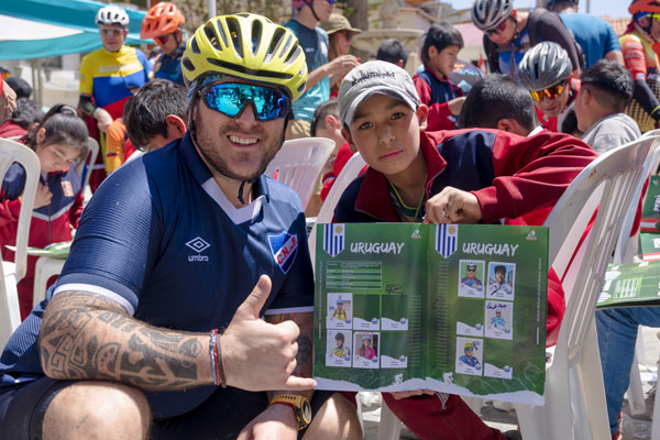 carrera de ciclismo Carrera de ciclismo: Competidor uruguayo junto a niño de San Marcos.