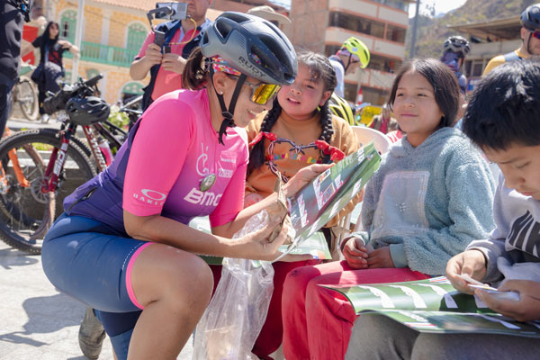 ciclismo de montaña Ciclismo de montaña: participantes de la Génesis Inka MTB comparten con los ciudadanía.