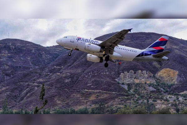 27 de septiembre, Día Mundial del Turismo: aeropuerto de Anta Día Mundial del Turismo: Despegue de aerolínea LATAM en el aeropuerto de Anta.